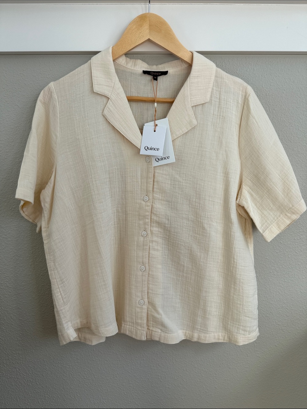 NWT!  Quince Cream Short-Sleeve Button-Down in 100% Organic Cotton Medium